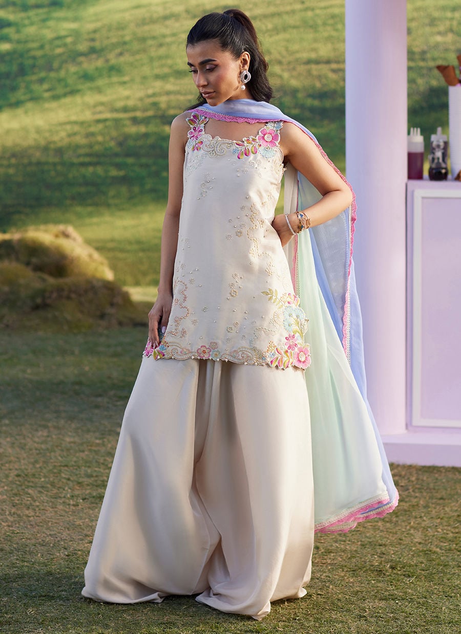 Farah Talib Aziz | Luna Eid 26 | Aira Shirt And Dupatta